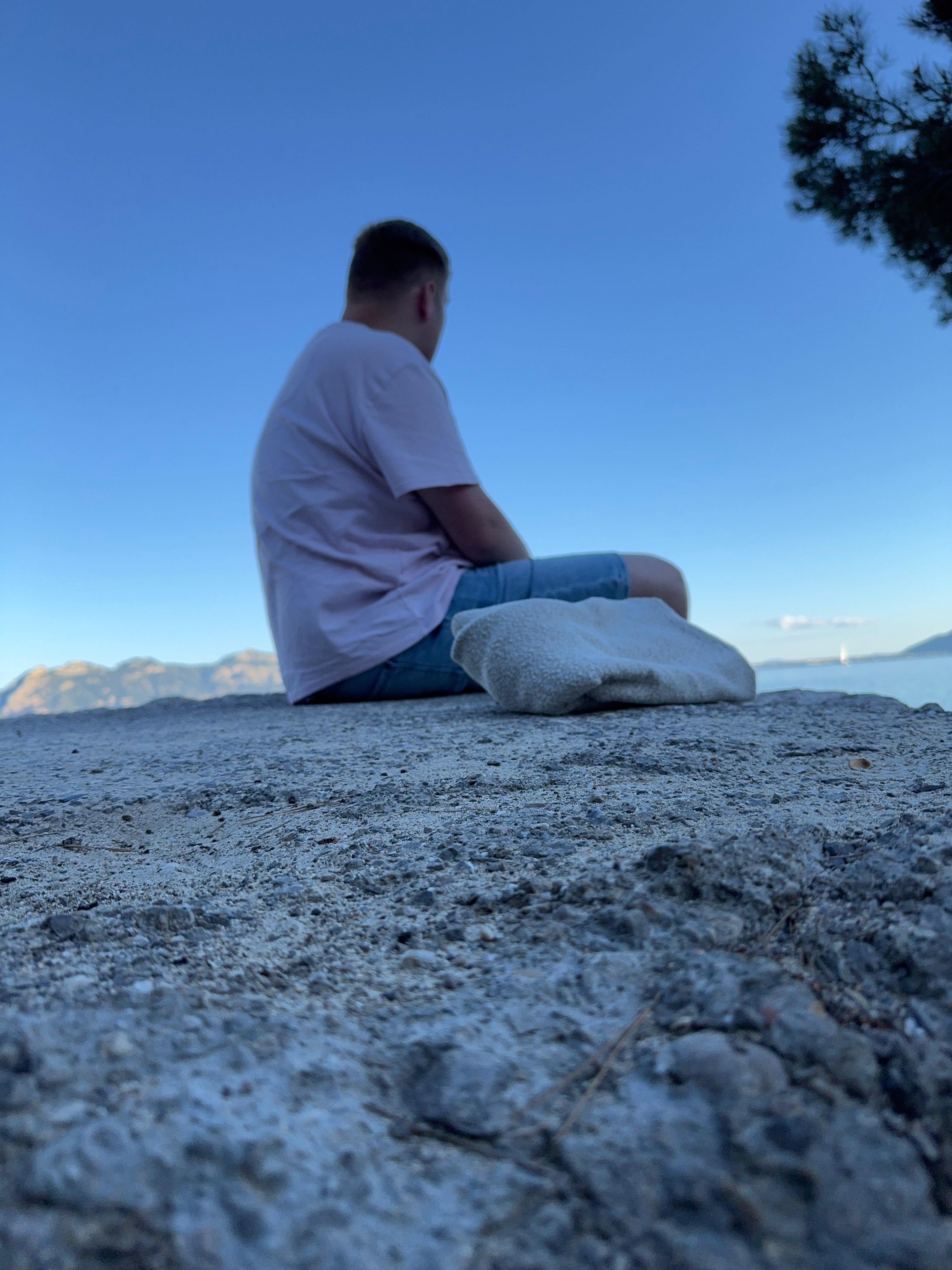 David Possenriede mit Blick auf Meer und Berge